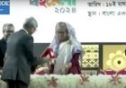 বাংলা একাডেমি সাহিত্য পুরস্কার তুলে দিলেন প্রধানমন্ত্রী