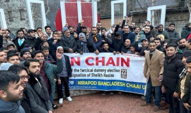 হাসিনার পদত্যাগ দাবিতে লন্ডনে মানববন্ধন