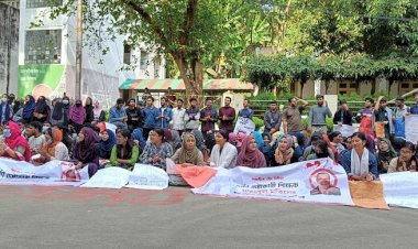 অভিযুক্ত শিক্ষককে স্থায়ী বহিষ্কারের দাবিতে আন্দোলনে শিক্ষার্থীরা