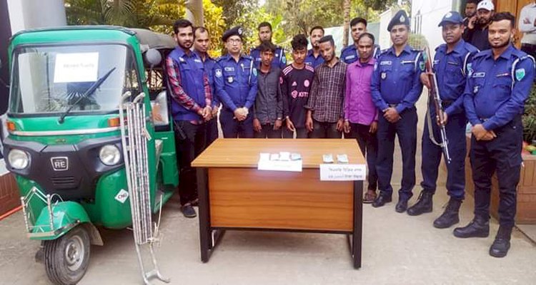 বড়লেখায় ৪ ছিনতাইকারী গ্রেফতার