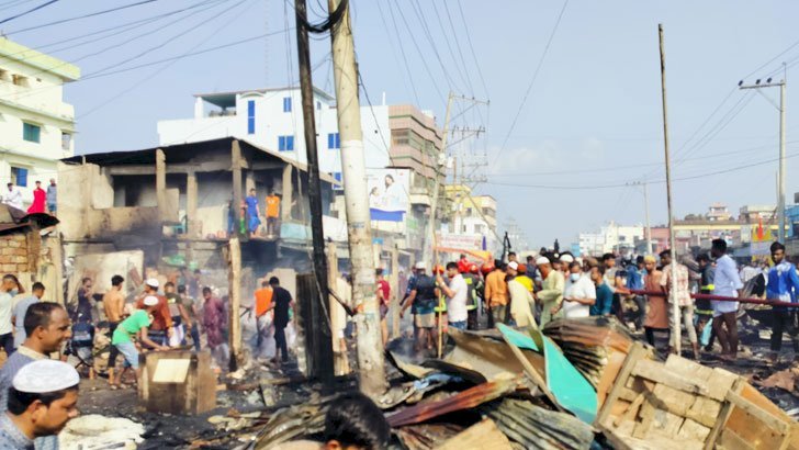 বাহুবলে ভয়াবহ অগ্নিকাণ্ডে ১৫ দোকান পুড়ে ছাই