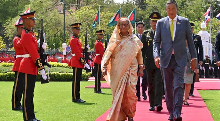 থাই প্রধানমন্ত্রীর কার্যালয়ে শেখ হাসিনাকে লাল গালিচায় উষ্ণ অভ্যর্থনা