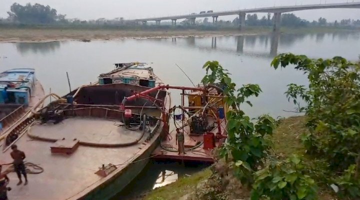 কুশিয়ারায় ড্রেজার দিয়ে বালি উত্তোলন, ঝুঁকিতে রাণীগঞ্জ সেতু