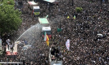 পাঁচ কিলোমিটারজুড়ে লাখো শোকার্ত ইরানির ভিড়