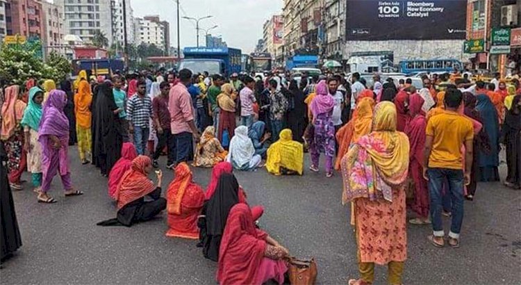 বনানীতে সড়ক অবরোধ করে শ্রমিকদের বিক্ষোভ