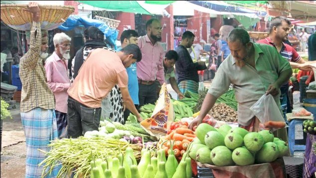 মাছ-মাংস-ডিমের দাম চড়া, স্বস্তি নেই সবজির বাজারেও