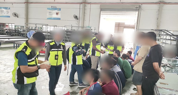 মালয়েশিয়ায় বাংলাদেশিসহ ৫২ অবৈধ অভিবাসী আটক