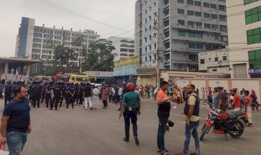 গাজীপুরে বকেয়া বেতনের দাবিতে মহাসড়ক অবরোধ