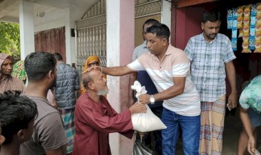 বন্যা দুর্গতদের মধ্যে ব্যবসায়ী  আবুবকরের চাল বিতরণ
