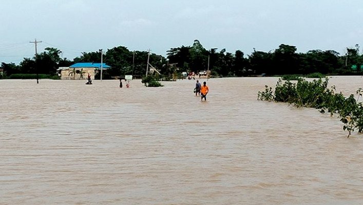 ফুঁসে উঠেছে সুনামগঞ্জের নদ-নদীর পানি, ঢুকছে হাওরে