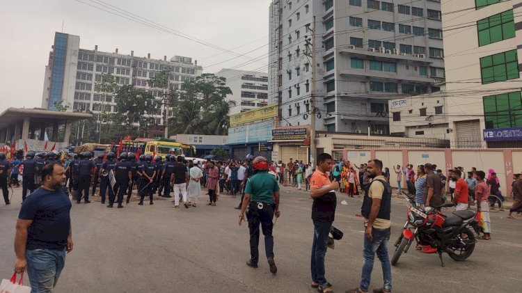 গাজীপুরে বকেয়া বেতনের দাবিতে মহাসড়ক অবরোধ