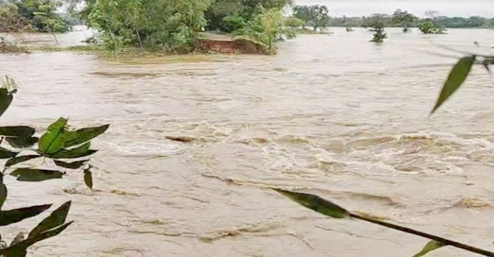 বিপৎসীমার উপরে সুরমা নদীর পানি