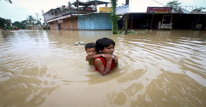 ঈদের আনন্দে সিলেটে বন্যার পদধ্বনি