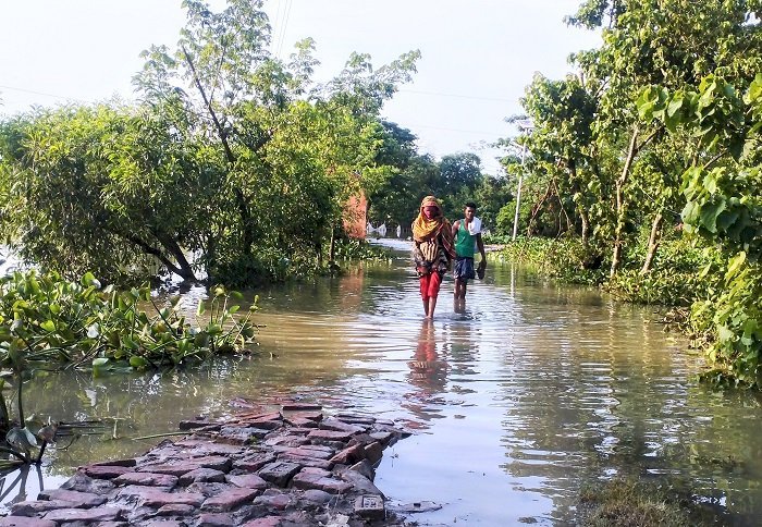 বিশুদ্ধ পানির চরম সংকটে বন্যাকবলিত এলাকার মানুষ