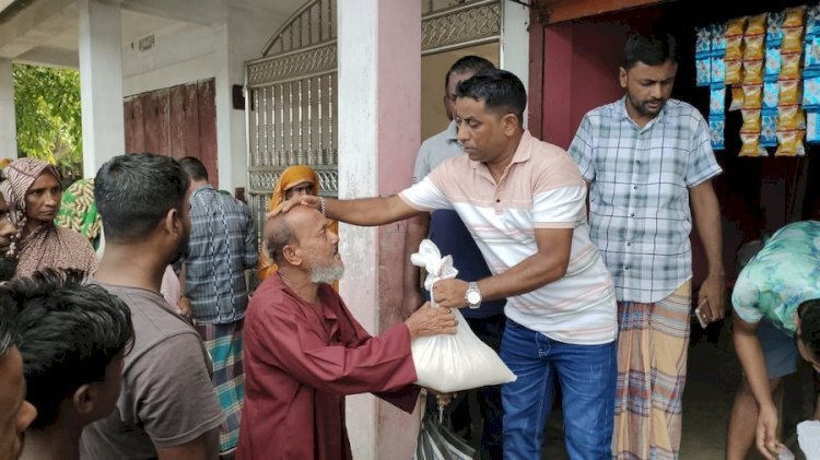 বন্যা দুর্গতদের মধ্যে ব্যবসায়ী  আবুবকরের চাল বিতরণ