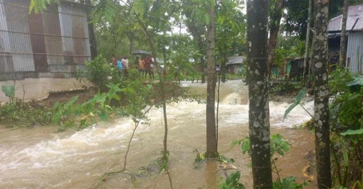 মৌলভীবাজারে কুশিয়ারার বাঁধ ভেঙে লোকালয় প্লাবিত