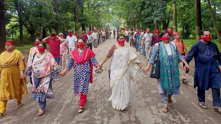 জাবিতে রাষ্ট্রীয় শোক প্রত্যাখ্যান, মুখে লাল কাপড় বেঁধে শিক্ষক-শিক্ষার্থীদের মৌন মিছিল