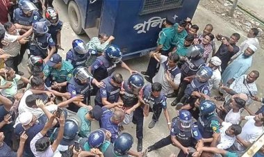 আদালতে সাবেক বিচারপতি মানিক, ডিম-জুতা নিক্ষেপ