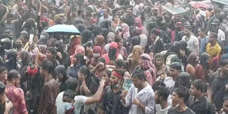 বৃষ্টিতেও বিক্ষোভে উত্তাল সিলেট নগর