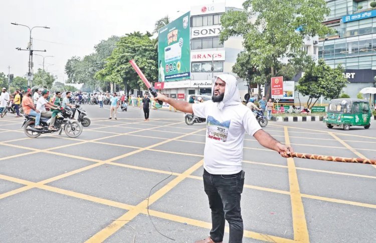 ট্রাফিকের ভূমিকায় ছাত্র-জনতা, ছন্দ ফিরছে জনজীবনে