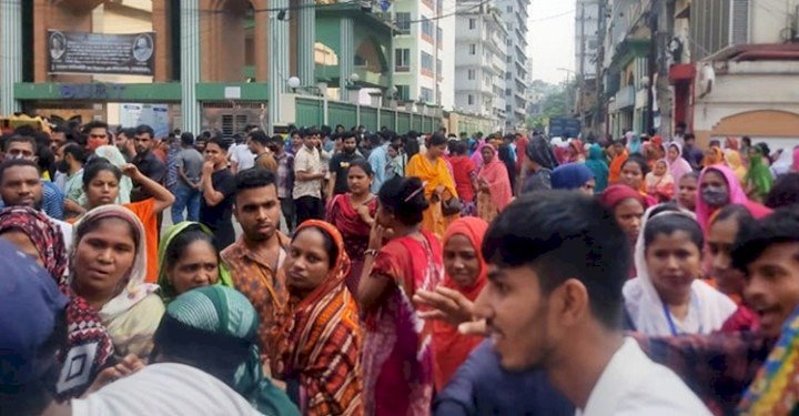 বেতন আদায়ের দাবিতে সড়কে পোশাক শ্রমিকদের অবস্থান