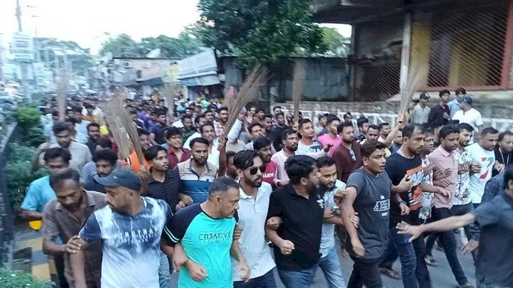 সিলেটে যুবদলের পূর্ণাঙ্গ কমিটি প্রত্যাখ্যান করে একাংশের ঝাড়ু মিছিল