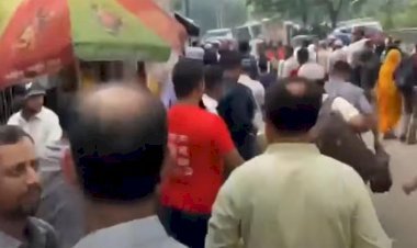 প্রেস ক্লাবের সামনে আ.লীগ-বিএনপি কর্মীদের সংঘর্ষ