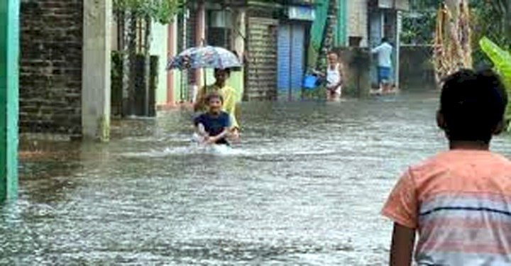 ভারী বর্ষণে ফের ডুবেছে নোয়াখালী, পানিবন্দি ১২ লাখ মানুষ