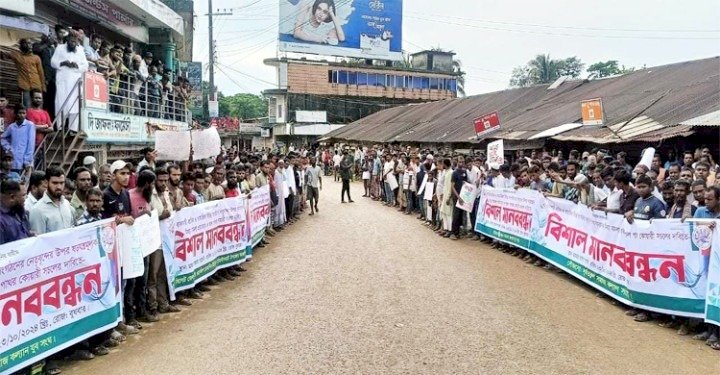 পাথর কোয়ারি খুলে দেওয়ার দাবিতে জাফলংয়ে মানববন্ধন