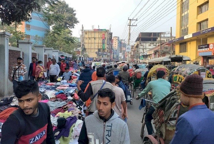 হার্ডলাইনে প্রশাসন, রোববার থেকে ফুটপাত ও সড়কে বসতে পারবে না হকাররা