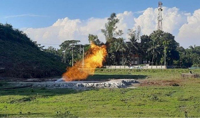 সিলেটে গ্যাস খুঁজতে গিয়ে তেলের সন্ধান