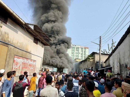 সিলেটে আগুনে ভস্মিভূত ৩ ব্যবসা প্রতিষ্ঠান, ১৫ লাখ টাকার ক্ষয়ক্ষতি