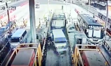 টোল প্লাজায় দাঁড়িয়ে থাকা তিন গাড়িকে বেপরোয়া বাসের ধাক্কা, নিহত ৫