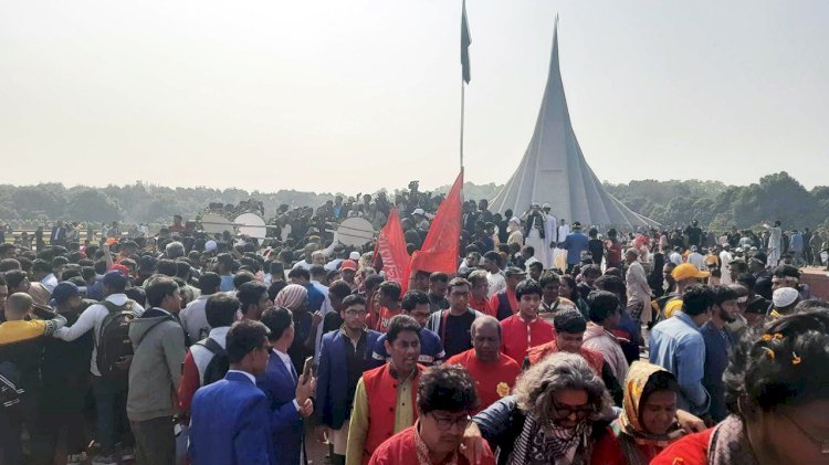 জাতীয় স্মৃতিসৌধে সর্বস্তরের জনতার ঢল