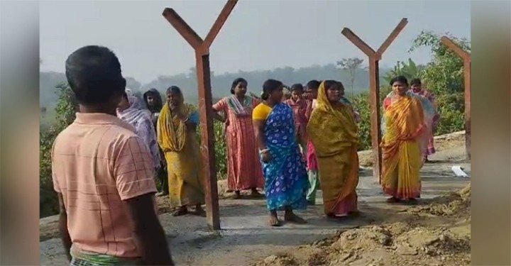 ভারতীয়দের বিক্ষোভের মুখে বিএসএফ, বন্ধ কাঁটাতারের বেড়া দেওয়ার কাজ