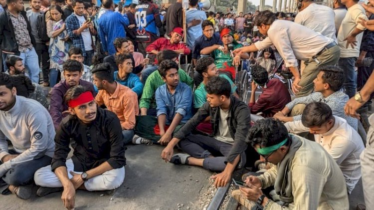 মহাখালীতে রেলপথ অবরোধ তিতুমীর শিক্ষার্থীদের