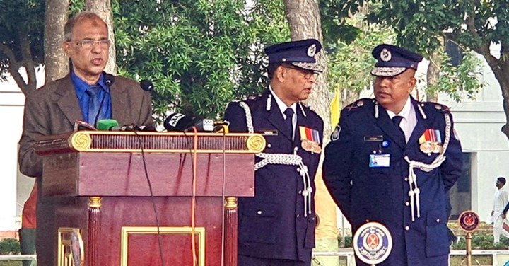 'পুলিশ কোনো দলের হয়ে বেআইনি কাজ করবে না'