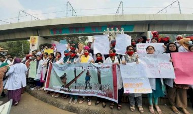 মুখে লাল কাপড় বেঁধে ধর্ষকের বিচার দাবি ঢামেক শিক্ষার্থীদের