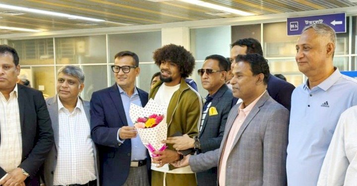 দেশে এসে পৌঁছেছেন হামজা চৌধুরী
