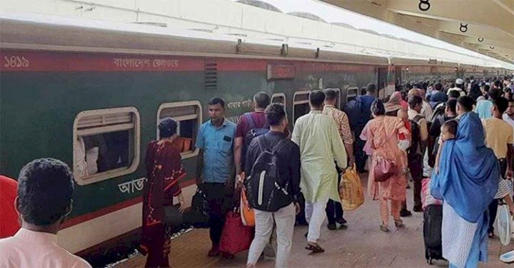 রেলের ঈদযাত্রা শুরু, স্বস্তিতে বাড়ি ফিরছে মানুষ