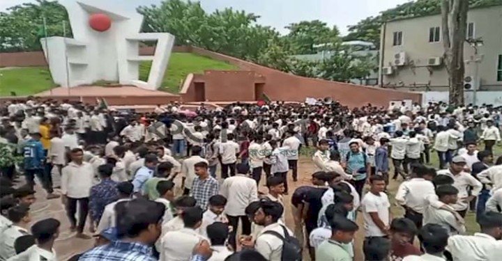সিলেটে পলিটেকনিক ইনস্টিটিউট শিক্ষার্থী কেন্দ্রীয় শহিদ মিনারে সমাবেশ