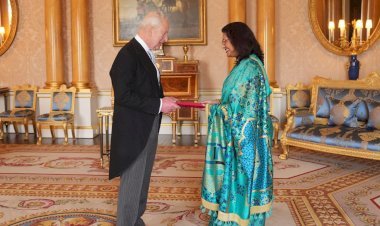 ব্রিটিশ রাজার কাছে হাইকমিশনার আবিদার পরিচয়পত্র পেশ