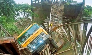 সুনামগঞ্জে ট্রাকসহ ভেঙে পড়ল সেতু