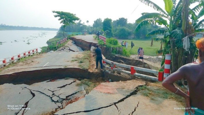কুশিয়ারা নদীর ভয়াবহ ভাঙনে সড়কে যোগাযোগ বিচ্ছিন্ন