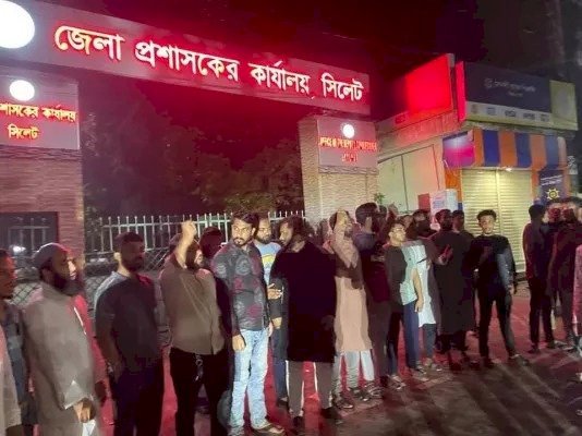 সিলেটে আওয়ামী লীগ নি ষি দ্ধের দাবিতে মধ্যরাতে এনসিপির অবস্থান