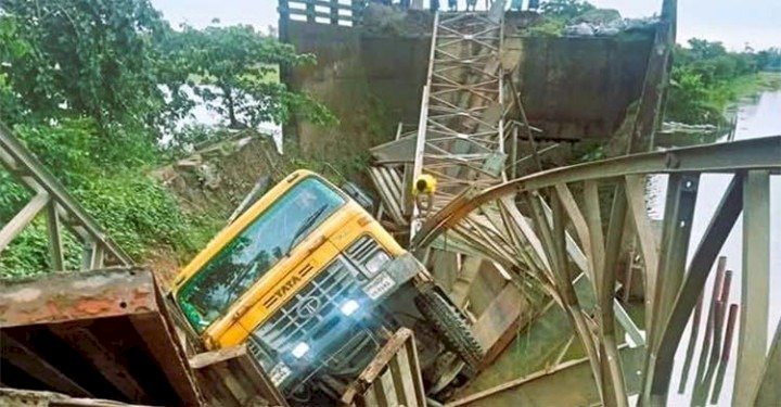 সুনামগঞ্জে ট্রাকসহ ভেঙে পড়ল সেতু