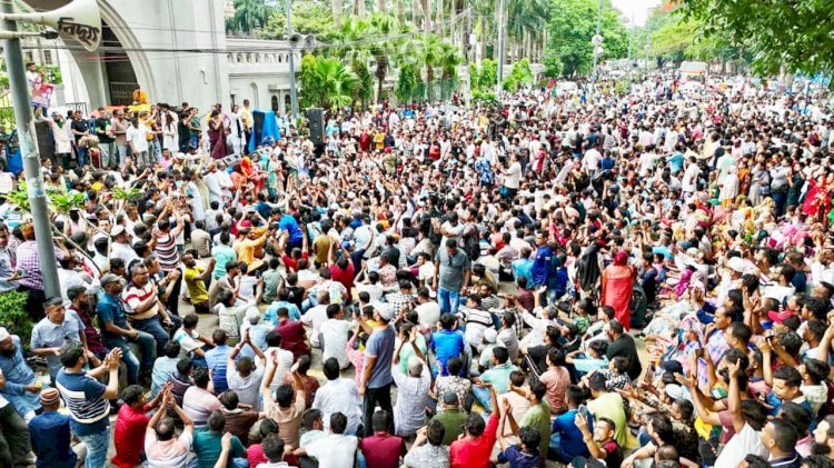 গানে, স্লোগানে চলছে নগর ভবন ব্লকেড