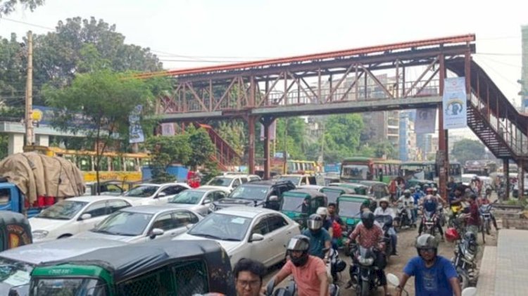 দুই আন্দোলনে অচল ঢাকা : তীব্র যানজটে ভোগান্তি