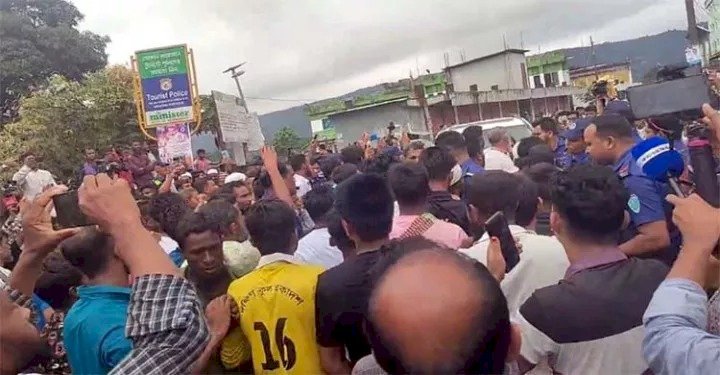 জাফলংয়ে দুই উপদেষ্টার গাড়িবহর আটকে স্থানীয়রা বিক্ষোভ