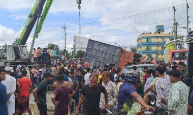 প্রাইভেটকারে কাভার্ডভ্যানের ধাক্কা, নিহত একই পরিবারের ৪ জন